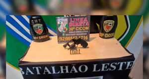 Polícia Militar captura foragido da Justiça com arma de fogoOs PMs encontraram um revólver calibre 38 na bolsa do suspeito. Polícia Militar captura foragido da Justiça com arma de fogo