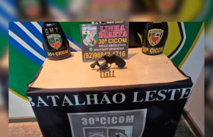 Polícia Militar captura foragido da Justiça com arma de fogoOs PMs encontraram um revólver calibre 38 na bolsa do suspeito. Polícia Militar captura foragido da Justiça com arma de fogo