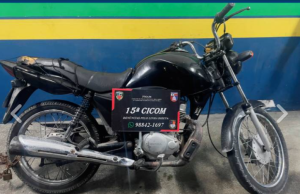 Polícia Militar captura foragido da Justiça que conduzia motocicleta com sinal identificador adulteradoO homem ainda tentou fugir quando visualizou a barreira policial, mas foi interceptado. Polícia Militar captura foragido da Justiça que conduzia motocicleta com sinal identificador adulterado