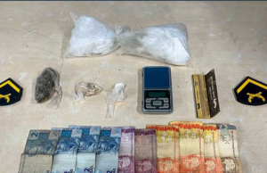 Polícia Militar detém homem por tráfico de drogas na zona lesteSuspeito foi preso com porções de entorpecentes, sendo maconha, oxi e cocaína, além de uma balança de precisão e R$ 129 em espécie. Polícia Militar detém Homem por tráfico de drogas na zona leste