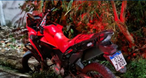 Polícia localiza veículo roubado em ManausA motocicleta foi entregue ao proprietário após o mesmo providenciar a chave reserva. Polícia localiza veículo roubado em Manaus