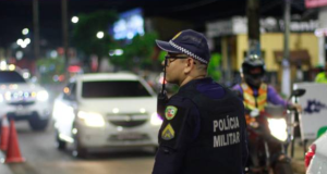 Polícia prende em flagrante homem com motocicleta adulterada e drogas, na zona lesteHomem não possuía Carteira Nacional de Habilitação e nem a documentação do veículo. Polícia prende em flagrante homem com motocicleta adulterada e drogas, na zona leste