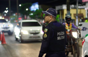 Polícia prende em flagrante homem com motocicleta adulterada e drogas, na zona lesteHomem não possuía Carteira Nacional de Habilitação e nem a documentação do veículo. Polícia prende em flagrante homem com motocicleta adulterada e drogas, na zona leste