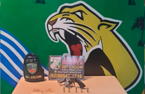 Polícia prende homem armado em campo de futebol na zona lesteSuspeito foi preso com um revólver calibre 38 com cinco munições intactas. Polícia prende homem armado em campo de futebol na zona leste