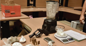 Polícia Civil prende homem próximo ao Terminal 1 com drogas, arma e muniçõesUm caderno com anotações relacionadas ao tráfico de drogas também foi apreendido, o que comprova a ligação do indivíduo com a prática criminosa. Polícia prende homem próximo ao Terminal 1 com drogas, arma e munições