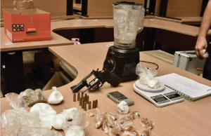 Polícia Civil prende homem próximo ao Terminal 1 com drogas, arma e muniçõesUm caderno com anotações relacionadas ao tráfico de drogas também foi apreendido, o que comprova a ligação do indivíduo com a prática criminosa. Polícia prende homem próximo ao Terminal 1 com drogas, arma e munições