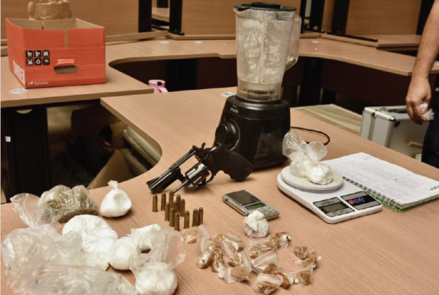 Polícia prende homem próximo ao Terminal 1 com drogas, arma e munições Polícia prende homem próximo ao Terminal 1 com drogas, arma e munições