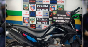 Polícia prende homem que conduzia veículo com restrição de furtoO homem estava sem capacete, parado em um posto de gasolina. Polícia prende homem que conduzia veículo com restrição de furto