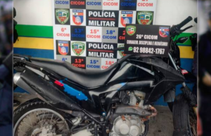 Polícia prende homem que conduzia veículo com restrição de furtoO homem estava sem capacete, parado em um posto de gasolina. Polícia prende homem que conduzia veículo com restrição de furto