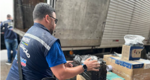 Procon-AM apreende 1.800 frascos de desodorantes sem procedência em ManausOs produtos estavam sendo vendidos sem nota fiscal de compra e com embalagens inteiramente em espanhol. Procon-AM apreende 1.800 frascos de desodorantes sem procedência em Manaus