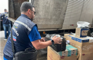 Procon-AM apreende 1.800 frascos de desodorantes sem procedência em ManausOs produtos estavam sendo vendidos sem nota fiscal de compra e com embalagens inteiramente em espanhol. Procon-AM apreende 1.800 frascos de desodorantes sem procedência em Manaus