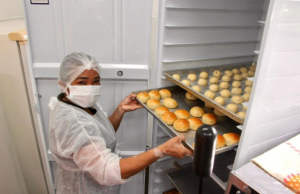 Projeto Padaria Artesanal retoma aulas no CECF Teonízia LoboPrimeira turma de 2025 aprendeu 10 receitas de pães ao longo da aula. Projeto Padaria Artesanal retoma aulas no CECF Teonízia Lobo