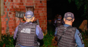 Seis foragidos da Justiça pelos crimes de roubo e tráfico de drogas foram capturados pela Polícia MilitarCapturas foram realizadas durante patrulhamento ostensivo. Seis foragidos da Justiça pelos crimes de roubo e tráfico de drogas foram capturados pela Polícia Militar