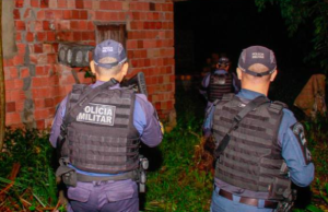 Seis foragidos da Justiça pelos crimes de roubo e tráfico de drogas foram capturados pela Polícia MilitarCapturas foram realizadas durante patrulhamento ostensivo. Seis foragidos da Justiça pelos crimes de roubo e tráfico de drogas foram capturados pela Polícia Militar