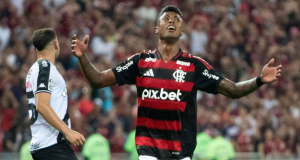 Bruno Henrique está fora do primeiro jogo da final contra o Fluminense devido a lesãoO atacante sentiu dores na parte posterior da coxa direita durante a semifinal contra o Vasco. Bruno Henrique está fora do primeiro jogo da final contra o Fluminense devido a lesão