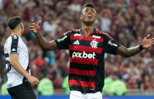 Bruno Henrique está fora do primeiro jogo da final contra o Fluminense devido a lesãoO atacante sentiu dores na parte posterior da coxa direita durante a semifinal contra o Vasco. Bruno Henrique está fora do primeiro jogo da final contra o Fluminense devido a lesão