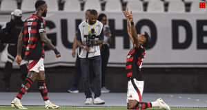 Com golaço de Bruno Henrique, Flamengo vence o Vasco e amplia vantagem na semifinal do Carioca Com golaço de Bruno Henrique, Flamengo vence o Vasco e amplia vantagem na semifinal do Carioca