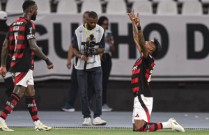 Com golaço de Bruno Henrique, Flamengo vence o Vasco e amplia vantagem na semifinal do Carioca Com golaço de Bruno Henrique, Flamengo vence o Vasco e amplia vantagem na semifinal do Carioca