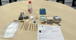 Homem é preso por comercializar drogas em feira, no bairro EducandosOutro indivíduo que estava no local comprando drogas também foi conduzido à delegacia. Homem é preso por comercializar drogas em feira, no bairro Educandos