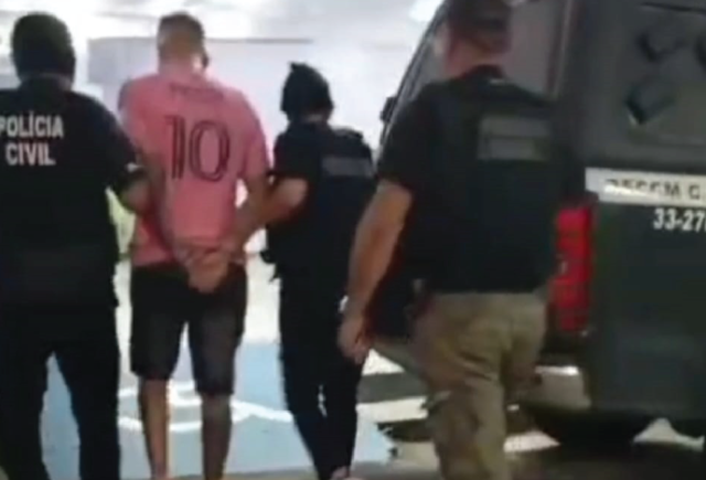 PC-AM prende homem com vários BOs por ameaçar, perseguir e descumprir a medida protetiva da ex-companheira PC-AM prende homem com vários BOs por ameaçar, perseguir e descumprir a medida protetiva da ex-companheira