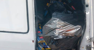 PMAM apreende carro com caixas de cigarros armazenadas em 16 sacos de 100LSuspeitos fugiram do veículo em movimento, após problema mecânico. PMAM apreende carro com caixas de cigarros armazenadas em 16 sacos de 100L