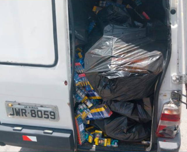 PMAM apreende carro com caixas de cigarros armazenadas em 16 sacos de 100L