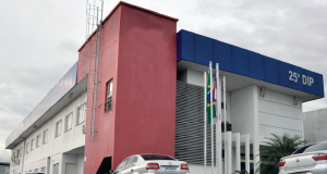 Polícia Civil prende mulher envolvida em esquema de desvio de mais de R$ 500 mil empresas de vestuárioEla foi presa em flagrante por porte ilegal de munições de uso restrito durante o cumprimento de mandado de busca e apreensão. Polícia Civil prende mulher envolvida em esquema de desvio de mais de R$ 500 mil empresas de vestuário