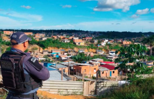 Polícia Militar captura dois foragidos da Justiça em ações distintas na capitalEm uma das ações, homem com mandado de prisão é preso após tentar vender imóvel irregularmente. Polícia Militar captura dois foragidos da Justiça em ações distintas na capital