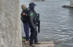 Polícias Civil e Militar deflagram operação e prendem 12 ‘Piratas de Rio’ envolvidos em roubos e furtos em TeféEsses indivíduos atuavam nos rios da região, furtando e roubando mercadorias para revendê-las no comércio local. Polícias Civil e Militar deflagram operação e prendem 12 ‘Piratas de Rio’ envolvidos em roubos e furtos em Tefé