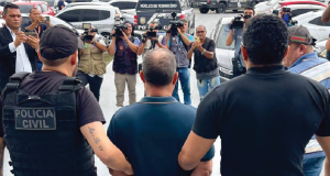 Em Manaus, Polícia Civil prende executor do homicídio de um auditor fiscal ocorrido em PetrolinaO crime aconteceu em 1996, e desde então ele estava foragido. Em Manaus, Polícia Civil prende executor do homicídio de um auditor fiscal ocorrido em Petrolina
