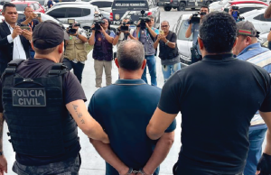 Em Manaus, Polícia Civil prende executor do homicídio de um auditor fiscal ocorrido em PetrolinaO crime aconteceu em 1996, e desde então ele estava foragido. Em Manaus, Polícia Civil prende executor do homicídio de um auditor fiscal ocorrido em Petrolina