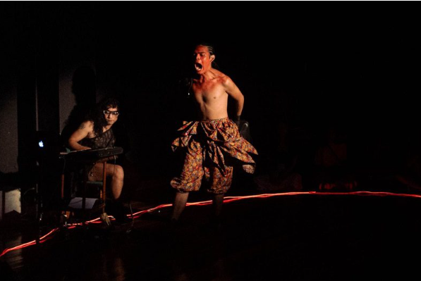 Espetáculo Mojubá leva estética afrodiaspórica ao Teatro da Instalação e reforça luta antirracista em Manaus