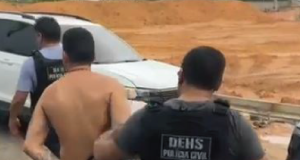 Operação Indecoris: PC-AM prende homem procurado por extorsão mediante sequestroO autor se passava por policial para extorquir drogas, armas e dinheiro de traficantes. Operação Indecoris PC-AM prende homem procurado por extorsão mediante sequestro