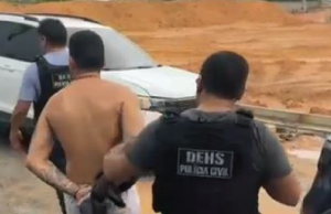 Operação Indecoris: PC-AM prende homem procurado por extorsão mediante sequestroO autor se passava por policial para extorquir drogas, armas e dinheiro de traficantes. Operação Indecoris PC-AM prende homem procurado por extorsão mediante sequestro