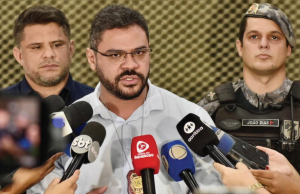 PC-AM e PMAM prendem homem que agrediu violentamente duas jovens em saída de showO agressor chamou outros homens para dar cobertura a ele enquanto agredia as vítimas de maneira covarde. PC-AM e PMAM prendem homem que agrediu violentamente duas jovens em saída de show