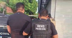 PC-AM prende homem condenado a 10 anos de reclusão em regime fechado por m@tar amigo a fac@das no bairro FloresVítima foi morta após discussão por marca de carteira de cigarro. PC-AM prende homem condenado a 10 anos de reclusão em regime fechado por m@tar amigo a fac@das no bairro Flores