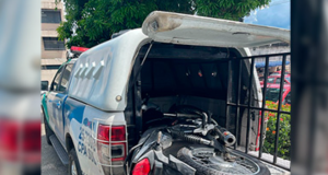 Polícia Militar recupera motocicleta com restrição de furto, na zona sul de ManausA motocicleta foi encontrada abandonada, sem placa e com chassi raspado. Polícia Militar recupera motocicleta com restrição de furto, na zona sul de Manaus