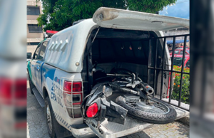 Polícia Militar recupera motocicleta com restrição de furto, na zona sul de ManausA motocicleta foi encontrada abandonada, sem placa e com chassi raspado. Polícia Militar recupera motocicleta com restrição de furto, na zona sul de Manaus