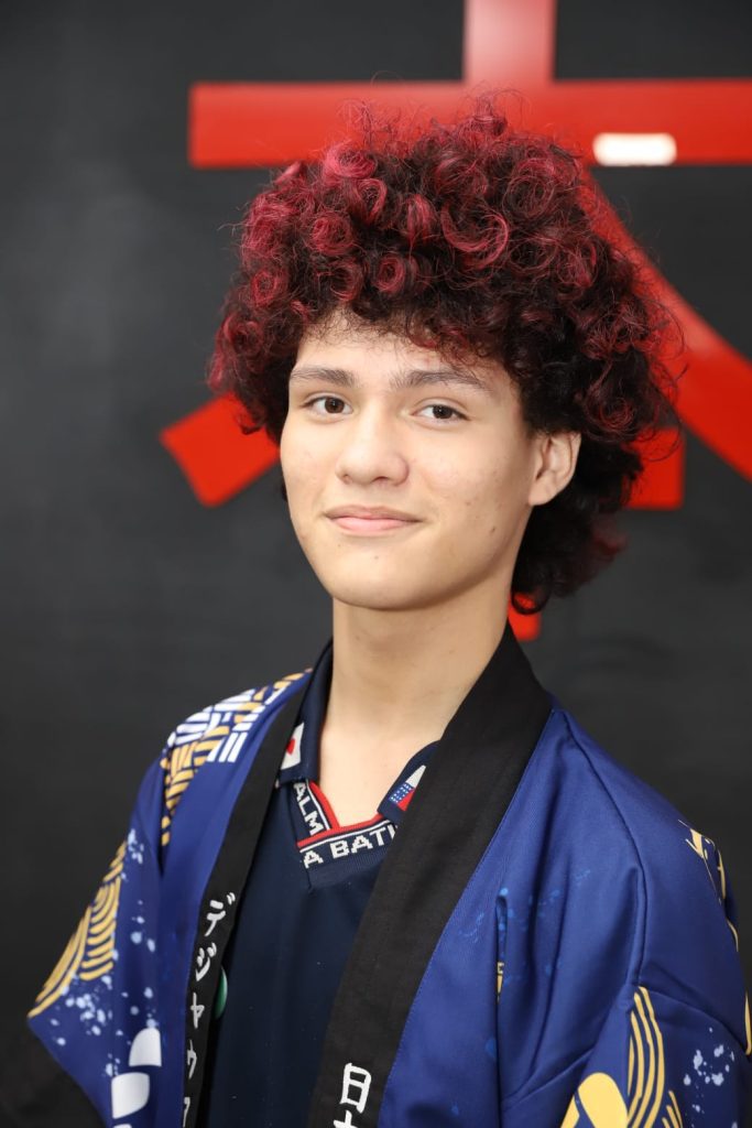 Escola Estadual Bilíngue Djalma Batista recebe visita de artista japonês Kamari Maeda