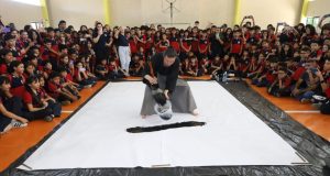 Escola Estadual Bilíngue Djalma Batista recebe visita de artista japonês Kamari MaedaArtista ministrou oficina de Shodô, arte da caligrafia japonesa, para mais de 100 alunos. Escola Estadual Bilíngue Djalma Batista recebe visita de artista japonês Kamari Maeda