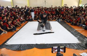 Escola Estadual Bilíngue Djalma Batista recebe visita de artista japonês Kamari MaedaArtista ministrou oficina de Shodô, arte da caligrafia japonesa, para mais de 100 alunos. Escola Estadual Bilíngue Djalma Batista recebe visita de artista japonês Kamari Maeda