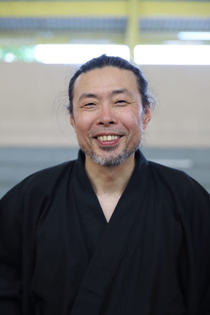 Escola Estadual Bilíngue Djalma Batista recebe visita de artista japonês Kamari Maeda