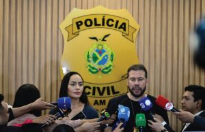 Homem que circulava com o corpo do pai idoso no Centro de Manaus é preso por ameaçar e injuriar a ex-namoradaAs circunstâncias da morte do idoso estão sendo investigadas pela DEHS. Homem que circulava com o corpo do pai idoso no Centro de Manaus é preso por ameaçar e injuriar a ex-namorada