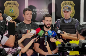 Polícia Civil apura caso de homem que circulava com o pai morto em cadeira de rodas em ManausO filho foi detido pela Polícia Militar do Amazonas. Polícia Civil apura caso de homem que circulava com o pai morto em cadeira de rodas em Manaus