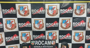 Polícia Militar prende dupla armada e recupera motocicleta roubada na zona lesteUm dos presos era foragido da Justiça; com a dupla foi encontrada uma arma de fogo, munições, celulares e uma motocicleta. Polícia Militar prende dupla armada e recupera motocicleta roubada na zona leste