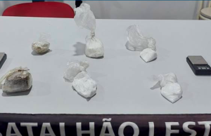 Em ações na capital, Polícia prende três suspeitos de envolvimento com tráfic0 de dr0g@sOcorrências resultaram na apreensão de drogas, dinheiro e uma motocicleta. Em ações na capital, Polícia prende três suspeitos de envolvimento com tráfico de drogas