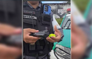 Polícia Militar prende homem com arm@ falsa e muniçã0 na zona oestePrisão foi efetuada durante patrulhamento, no âmbito da Operação Marfin. Polícia Militar prende homem com arm@ falsa e muniçã0 na zona oeste