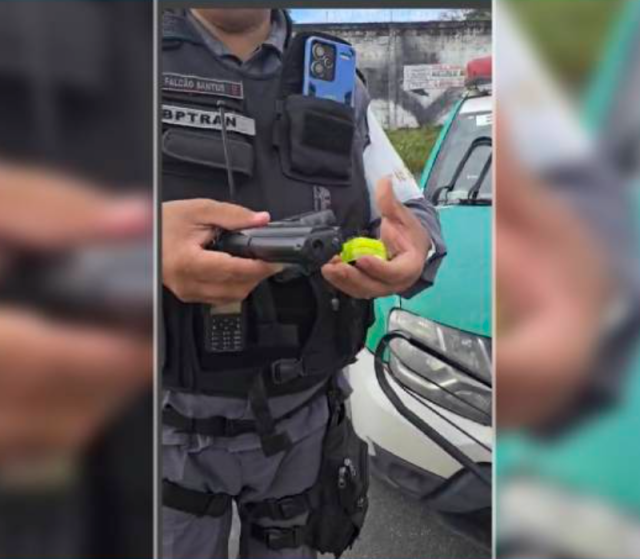 Polícia Militar prende homem com arm@ falsa e muniçã0 na zona oeste Polícia Militar prende homem com arm@ falsa e muniçã0 na zona oeste