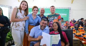 Governador Wilson Lima entrega 150 novos títulos definitivos de propriedade em Novo Airão Governador Wilson Lima