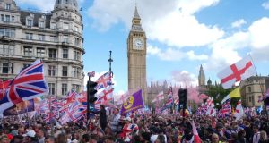 ‘Unir o Reino’: protesto da direita radical contra imigração reúne mais de 100 mil em LondresMore than 110,000 people turn out for London far-right protest protesto da direita radical contra imigração reúne mais de 100 mil em Londres